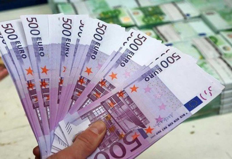 اليورو عند ذروة 6 أسابيع والدولار يتراجع وسط تفاؤل بسلام منتظر