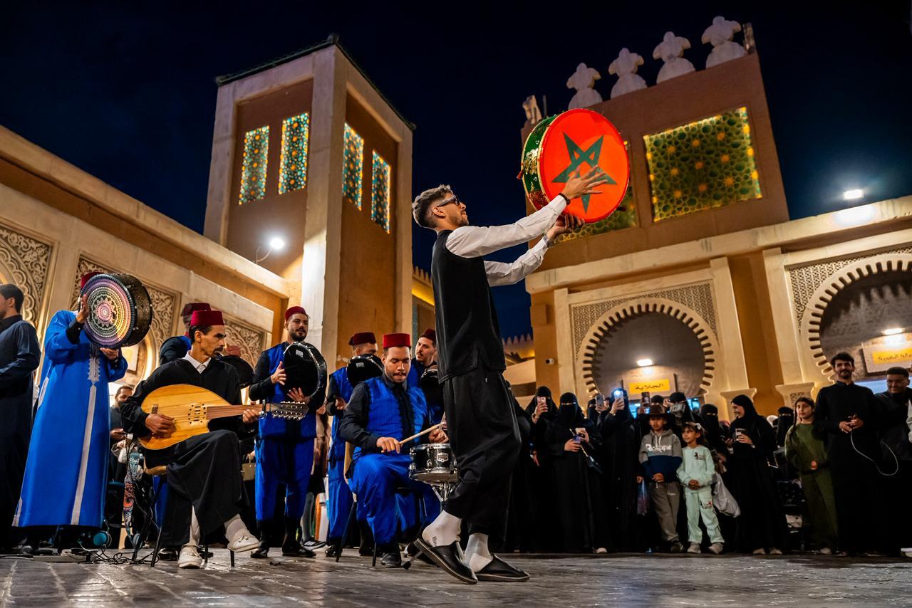 بوليفارد وورلد .. رحلة عالمية تضم أكثر من 130 عرضا يوميا يؤديها نحو 200 عارض 