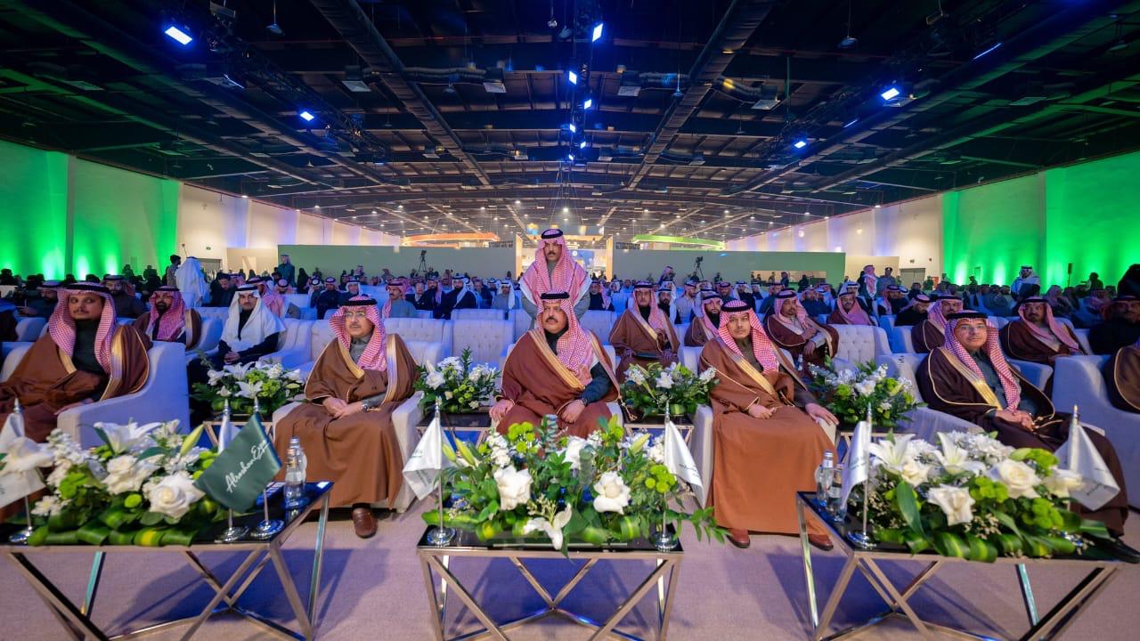 منتج زراعي يلفت اهتمام أمير حائل خلال حفل جائزة التميز البيئي