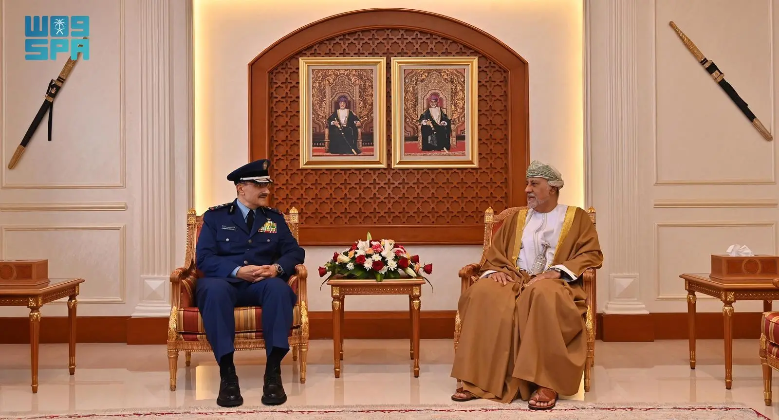 سلطان عُمان يمنح قائد القوات الجوية الملكية السعودية وسام عُمان العسكري 