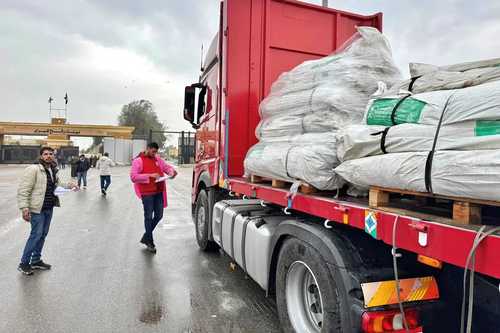 دفعة مساعدات سعودية جديدة تعبر رفح إلى غزة