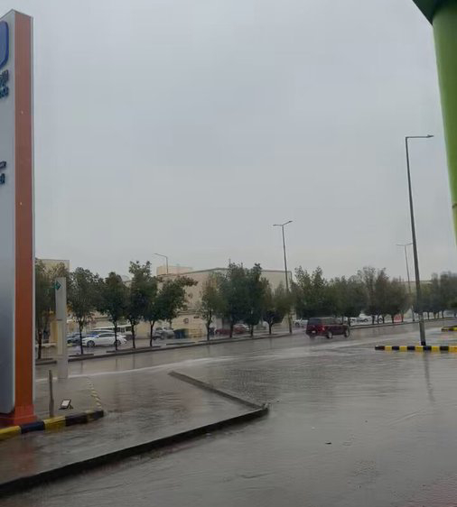 الرياض تحت الغيث.. أمطار غزيرة وأجواء غائمة منذ الصباح 