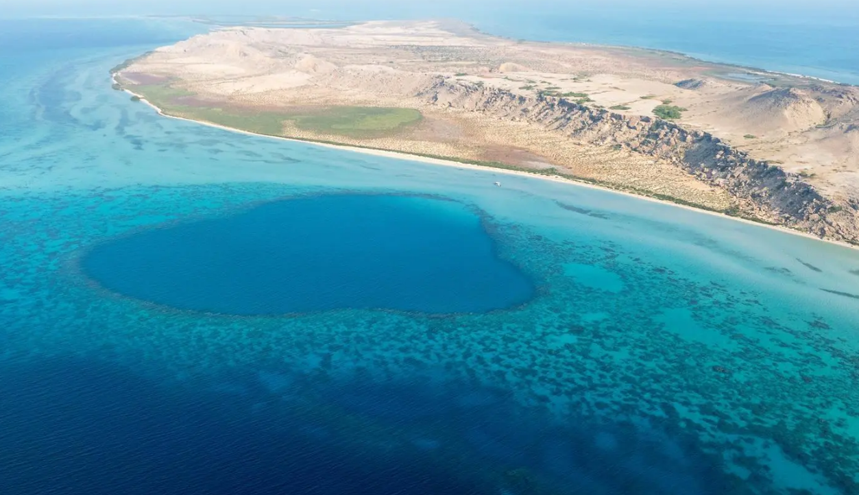 الثقوب الزرقاء.. كنوز جيولوجية في أعماق البحار غرب السعودية