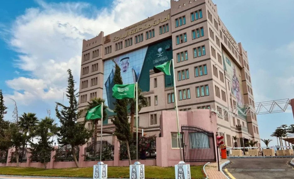 أمانة الباحة تطرح فرصًا استثمارية وتوقّع عقودًا لدعم النمو الاقتصادي