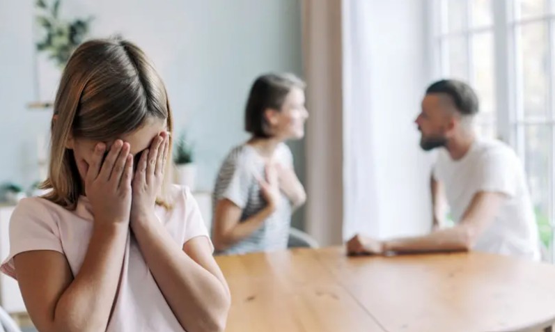 كيف يؤثر اكتئاب الوالدين في دماغ الطفل؟.. دراسة تكشف