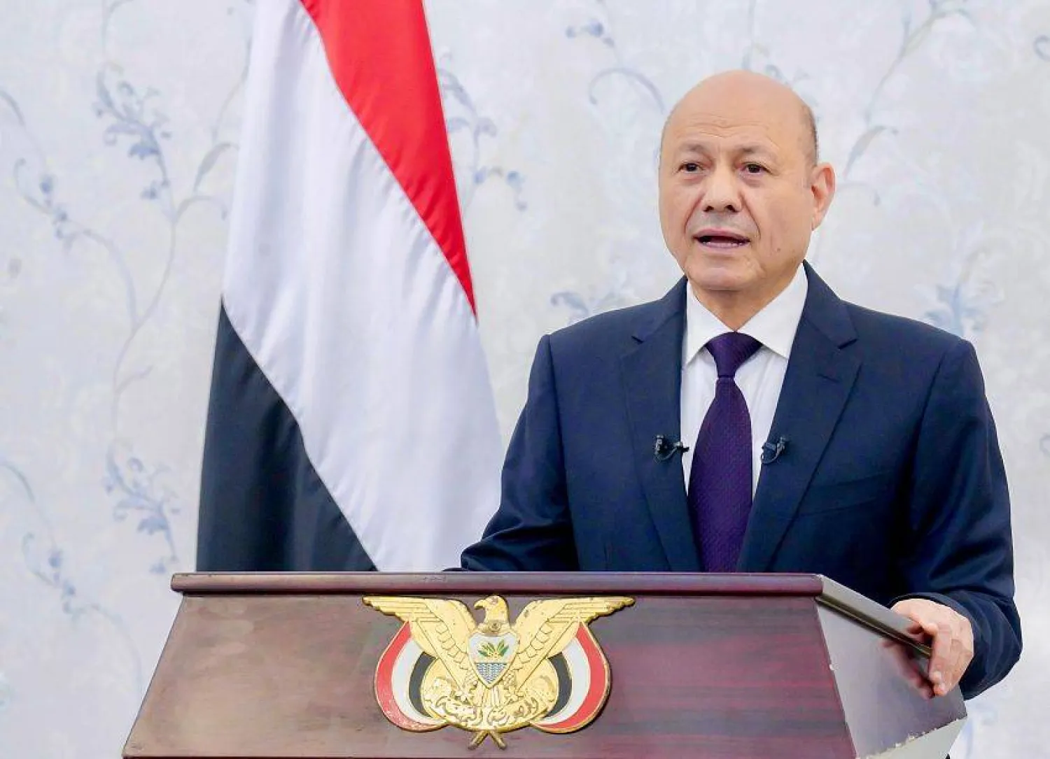 “الرئاسي اليمني” يعفي وزيري النقل والتخطيط ويحيلهما للتحقيق