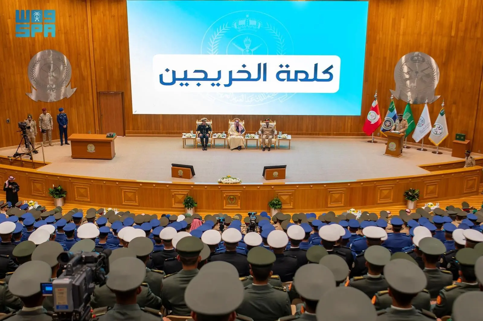 تخريج دفعة جديدة من طلبة دورات تأهيل الضباط الجامعيين للقوات المسلحة