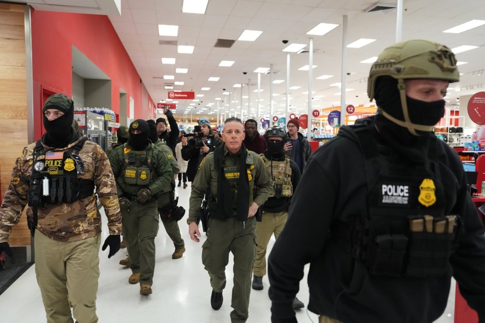 عمدة مينيابوليس: بعض ضباط الهجرة يغادرون المدينة الثلاثاء