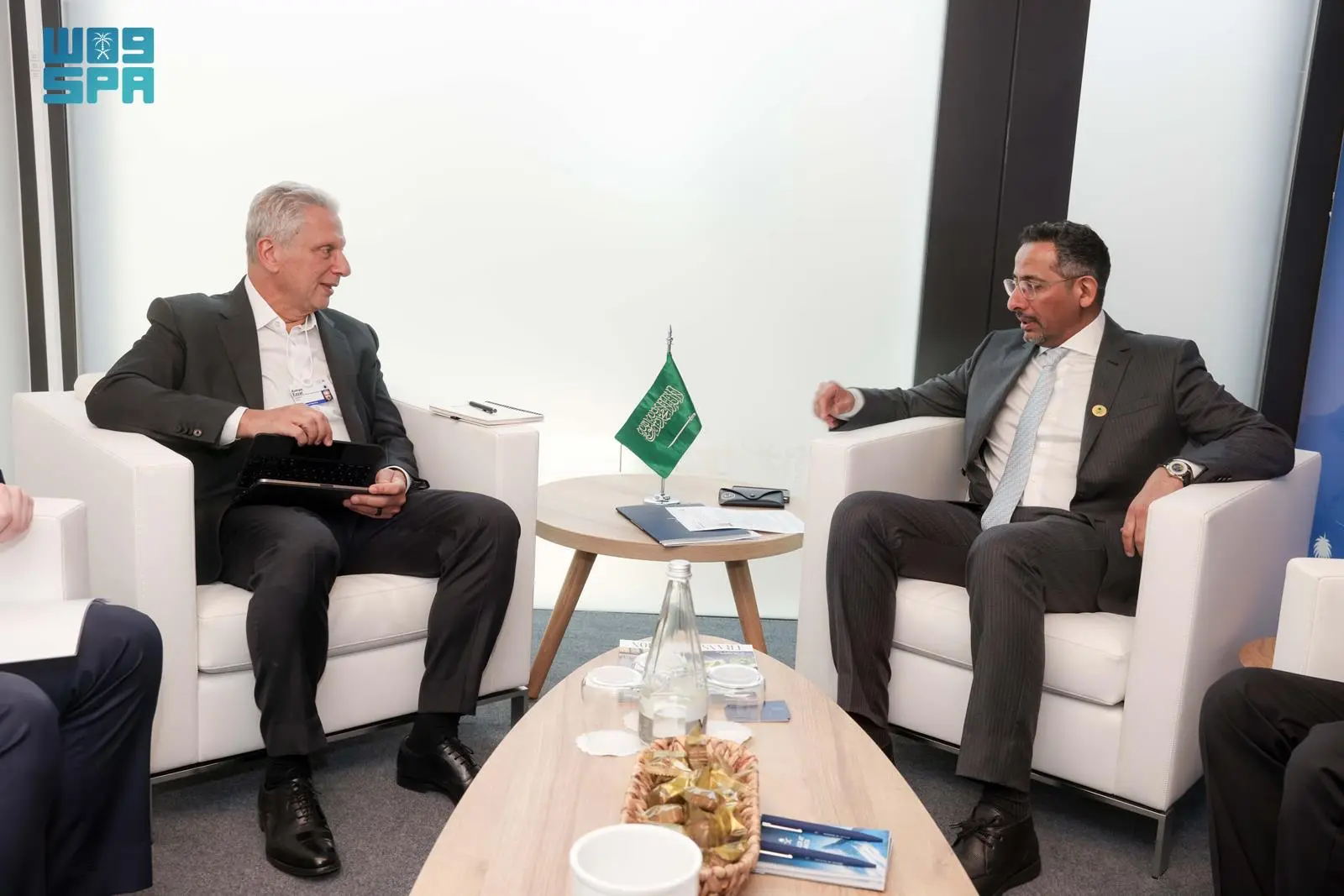 وزير الصناعة يبحث في دافوس فرص التصنيع المتقدم والمعادن الحرجة مع قادة عالميين 