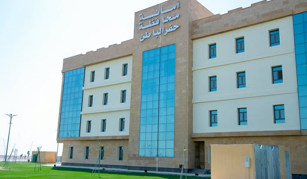 أمانة حفر الباطن تُعدل تقاطع الملك فهد مع الصمّان لتحسين الحركة المرورية