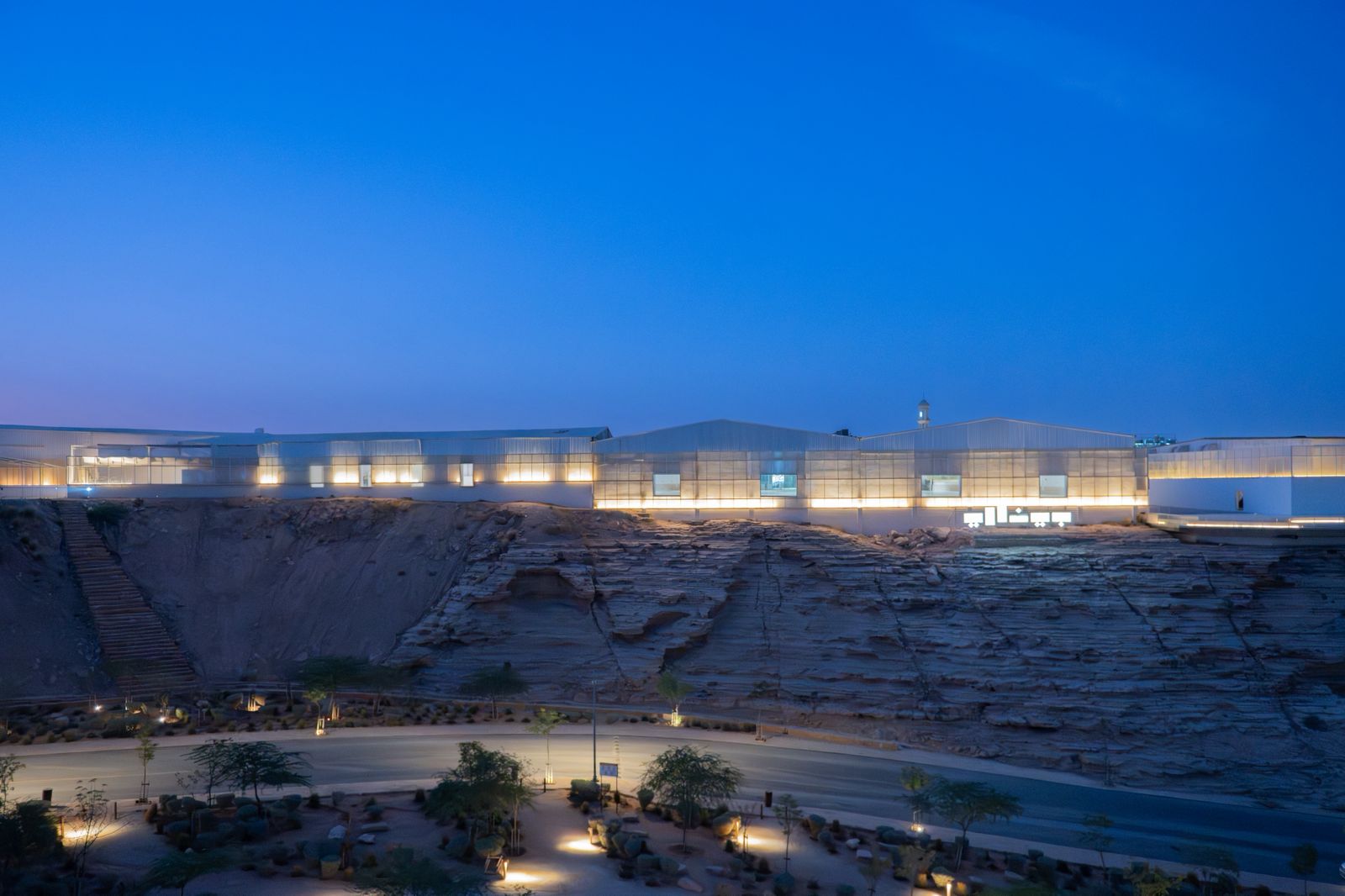 إيفان توني يرتدي عباءة الأساطير ويحيي إرث العقيد 