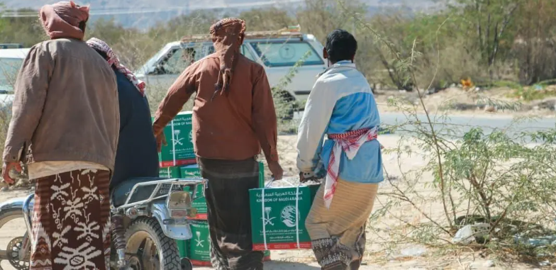 مركز الملك سلمان يوزع سلالا غذائية في مديريتي القطن والعبر بحضرموت