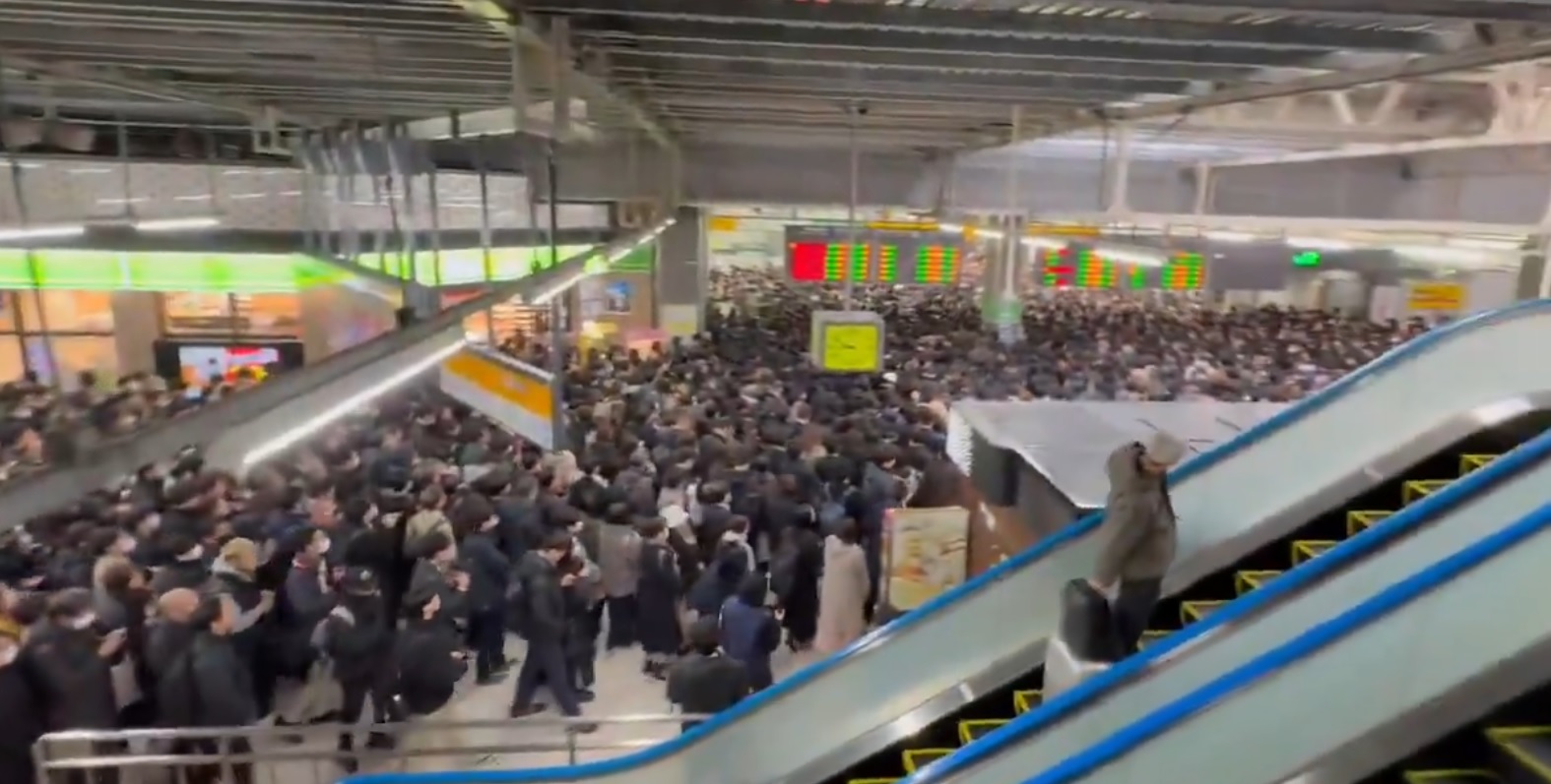 انقطاع الكهرباء يعطل رحلات 673 ألف راكب بأكبر محطات طوكيو