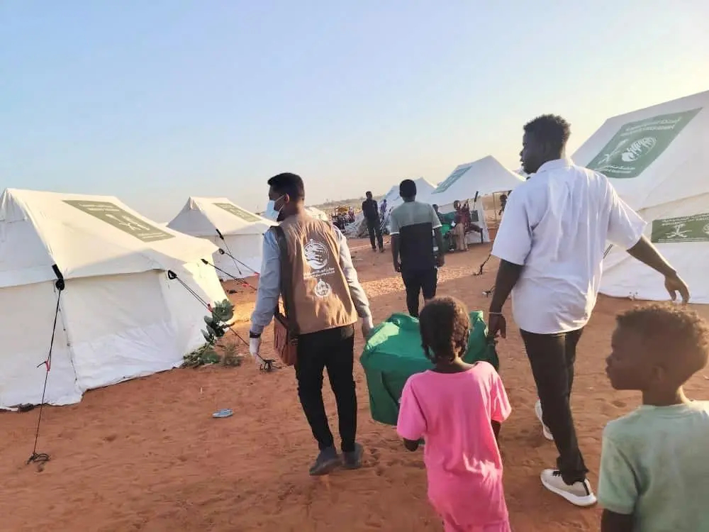 كسوة شتاء لـ اليمن وخيام لـ السودان.. إغاثة سعودية لآلاف النازحين 