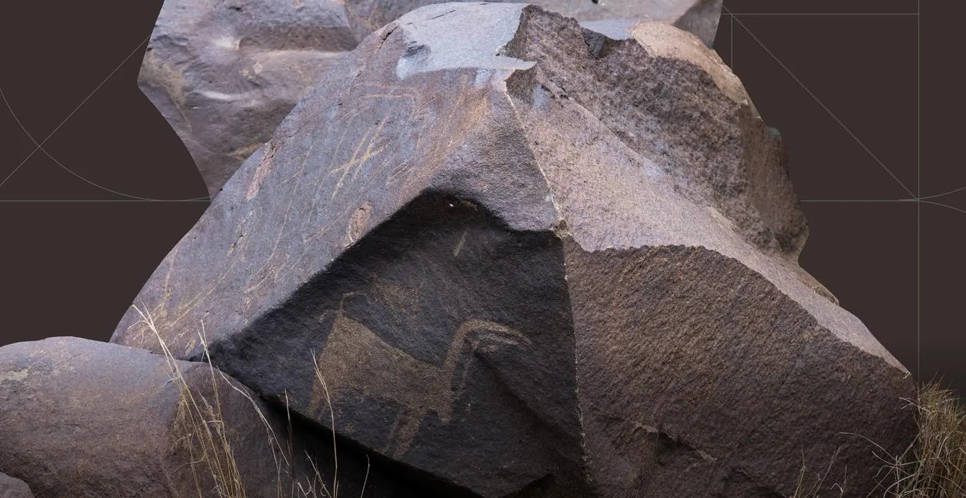 عمرها 5 آلاف عام.. اكتشاف 20 صخرة تضم نقوشًا ورسومات أثرية في قمم السودة 