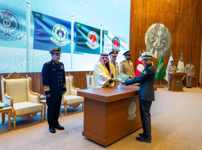 تخريج دفعة جديدة من طلبة دورات تأهيل الضباط الجامعيين للقوات المسلحة