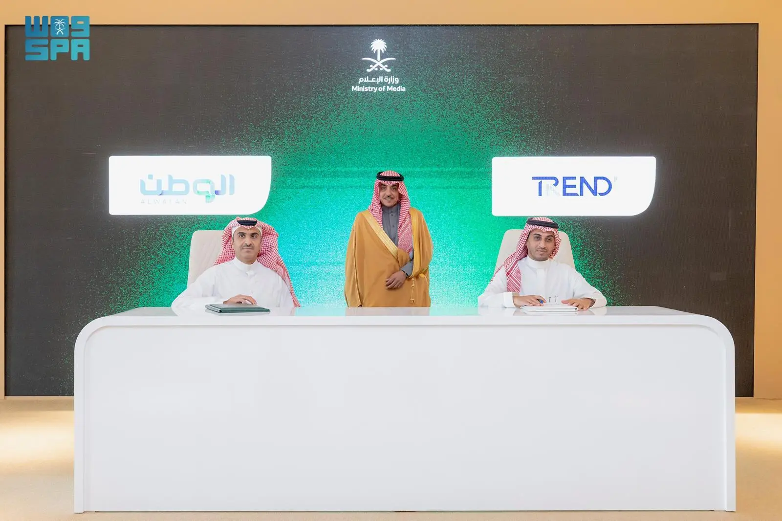 وزير الإعلام يرعى توقيع شراكات ضمن المرحلة الأولى من برنامج تطوير المؤسسات الصحفية 