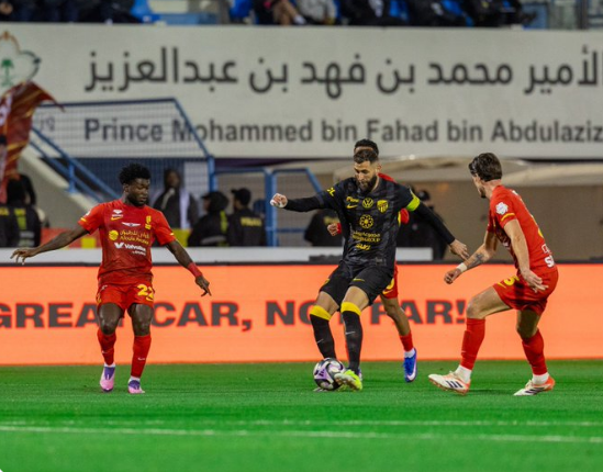 القادسية يفوز على الاتحاد ويهدد ثلاثي القمة الاتحاد والقادسية