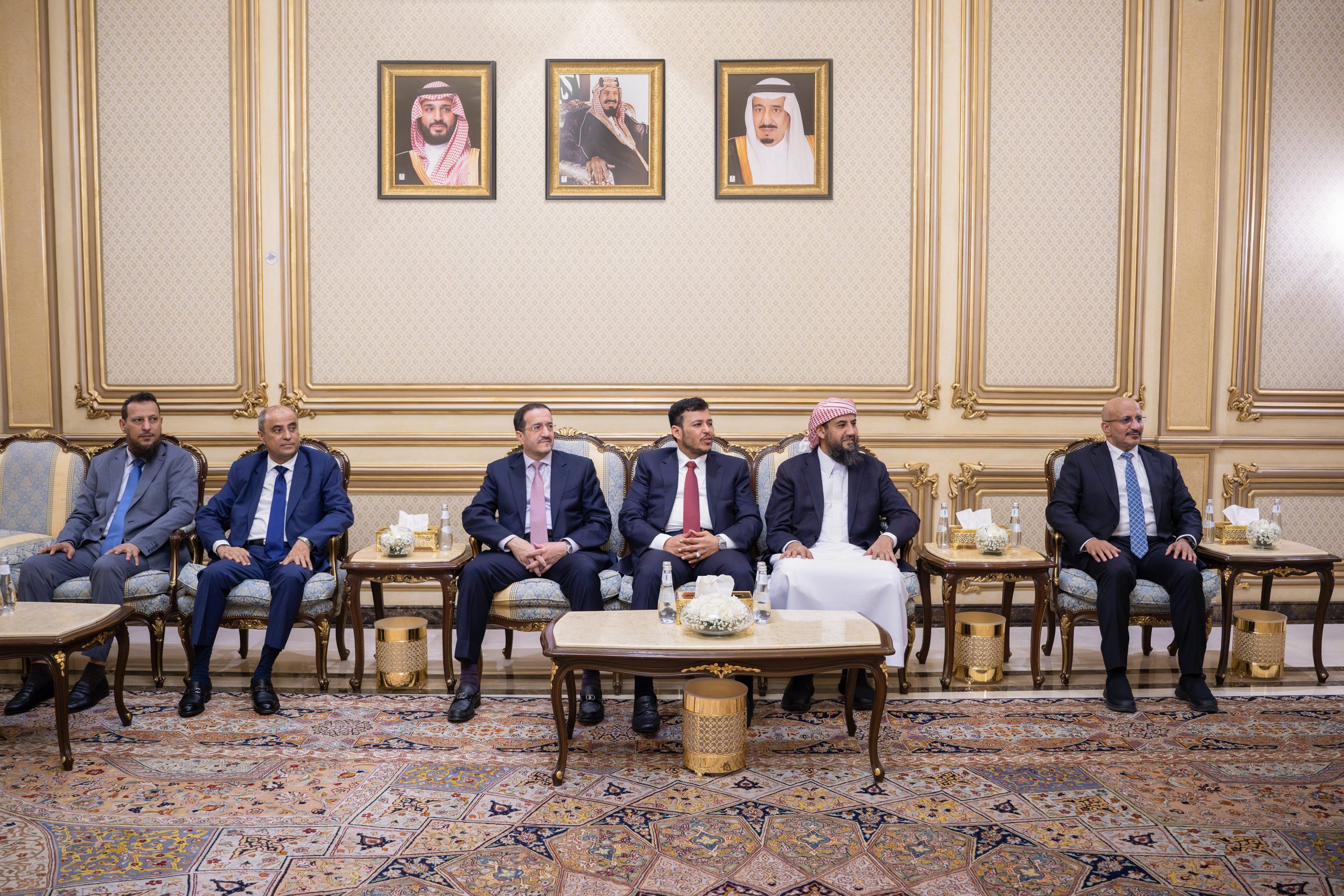 وزير الدفاع يبحث مع القيادة اليمنية تطورات الأوضاع والمسار السياسي الشامل 