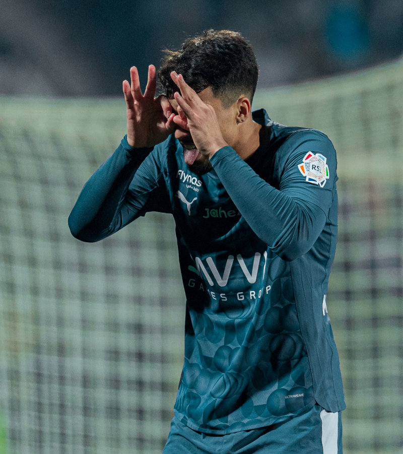 بثنائية في ضمك.. الهلال يزيح النصر ويقبض على صدارة الدوري