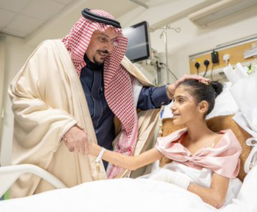 أمير القصيم يمسح دموع الطفلة العنود ويوجه برعاية شاملة