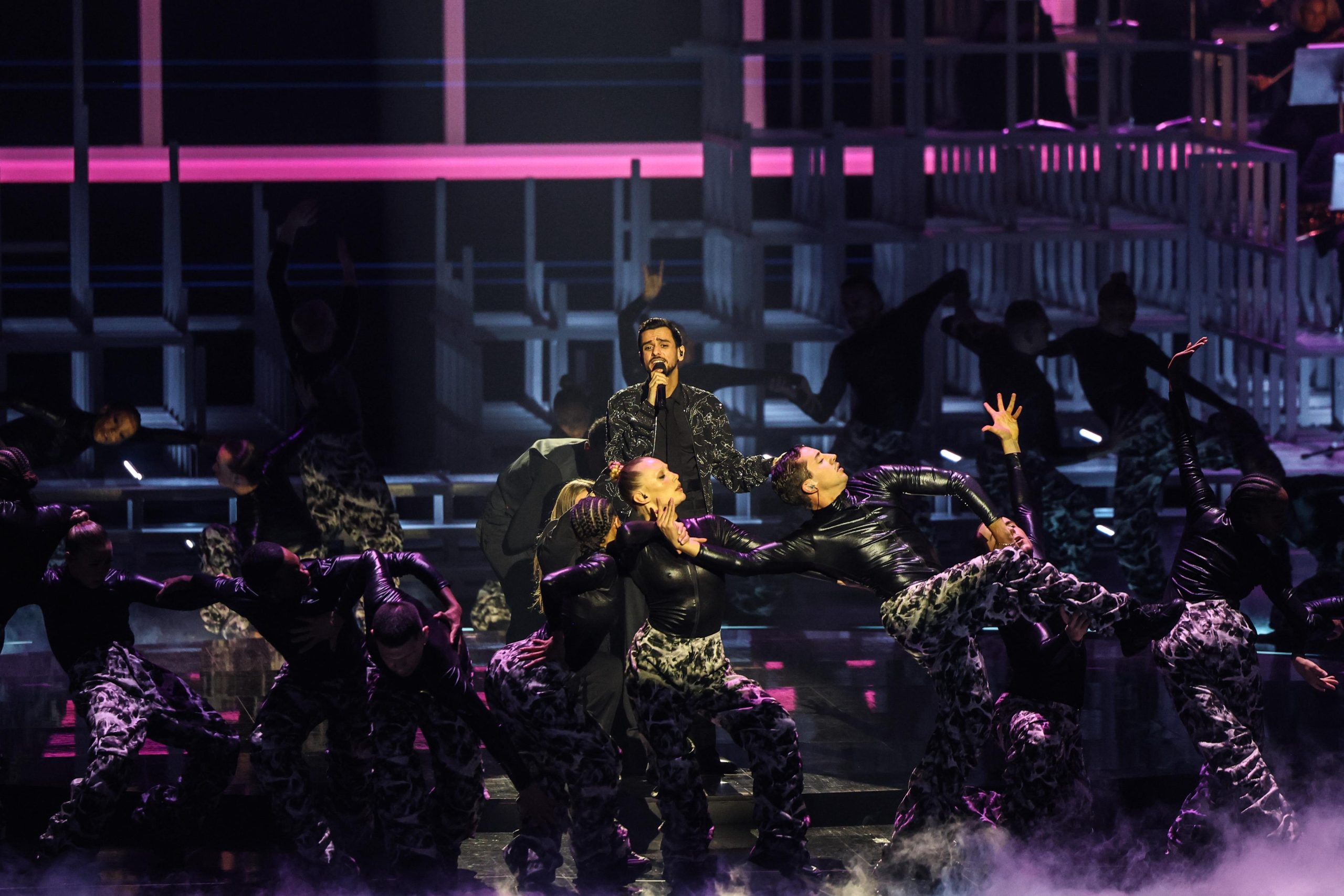 رياح نشطة وأتربة مثارة وأمطار متفرقة.. طقس متقلب اليوم في مناطق واسعة من المملكة