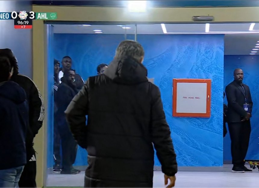 مدرب نيوم يثير الجدل ويغادر مباراة الأهلي قبل نهايتها