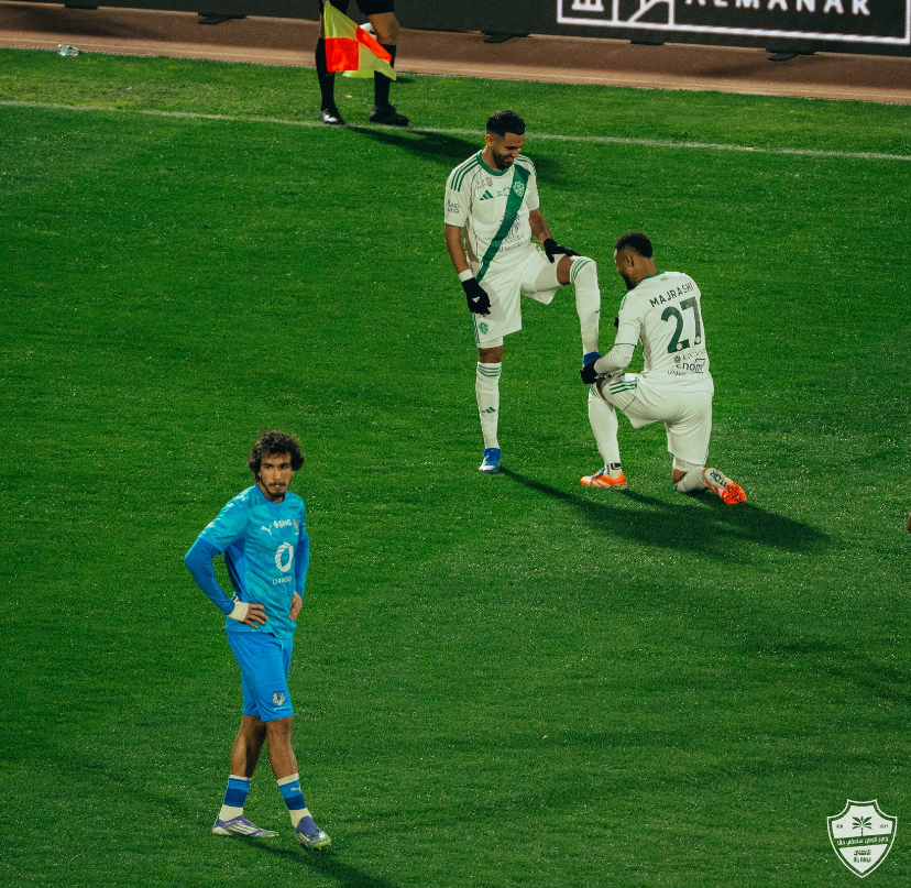 الأهلي يفوز على نيوم بثلاثية ويواصل مطاردة الهلال