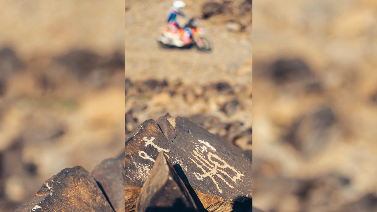 بثنائية في ضمك.. الهلال يزيح النصر ويقبض على صدارة الدوري