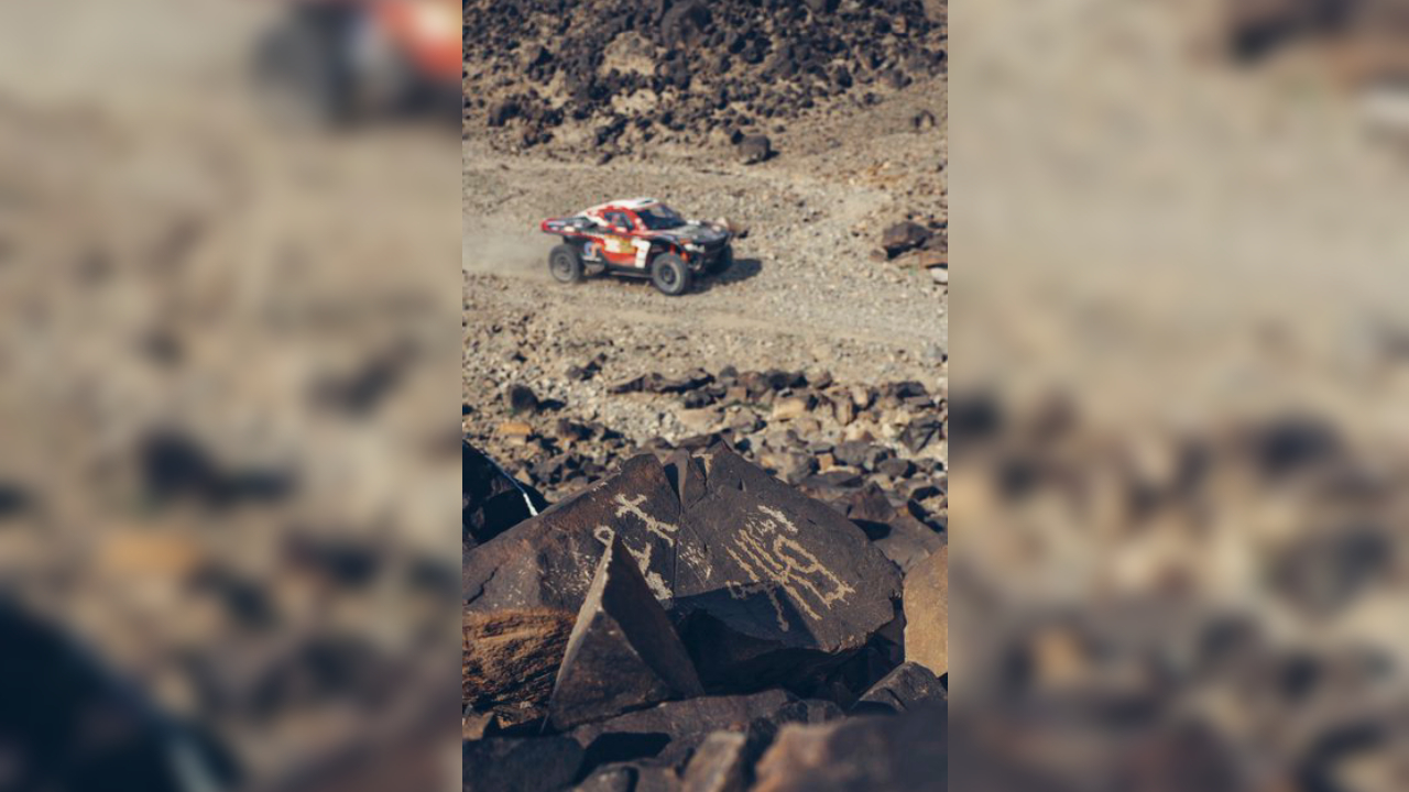 بثنائية في ضمك.. الهلال يزيح النصر ويقبض على صدارة الدوري