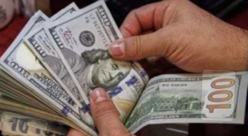 الدولار يقترب من أدنى مستوياته في أربع سنوات