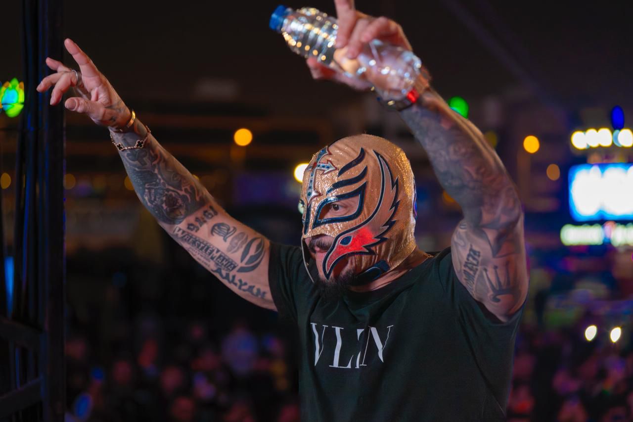 مواجهات مصارعة سماك داون تشعل أجواء الرياض قبل مواجهات رويال رامبل التاريخي 