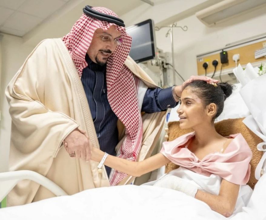 أمير القصيم يكرم مواطنا ورجل أمن لإنقاذهما فتاة سودانية تعرضت لحادث مروري