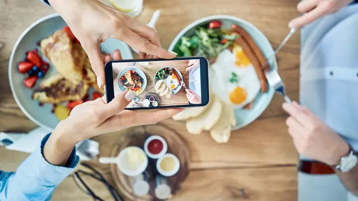 دراسة تحذر: تيك توك يعيد تشكيل عادات الشباب الغذائية 