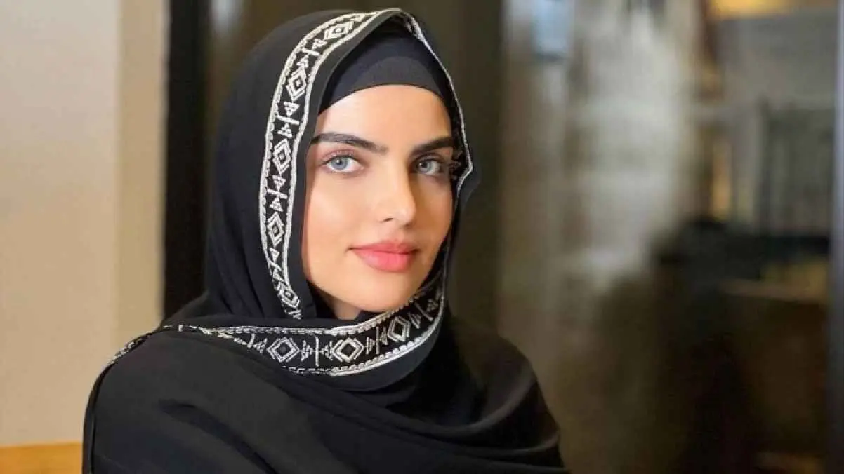 بعد خلع الحجاب.. من هي سارة الودعاني؟
