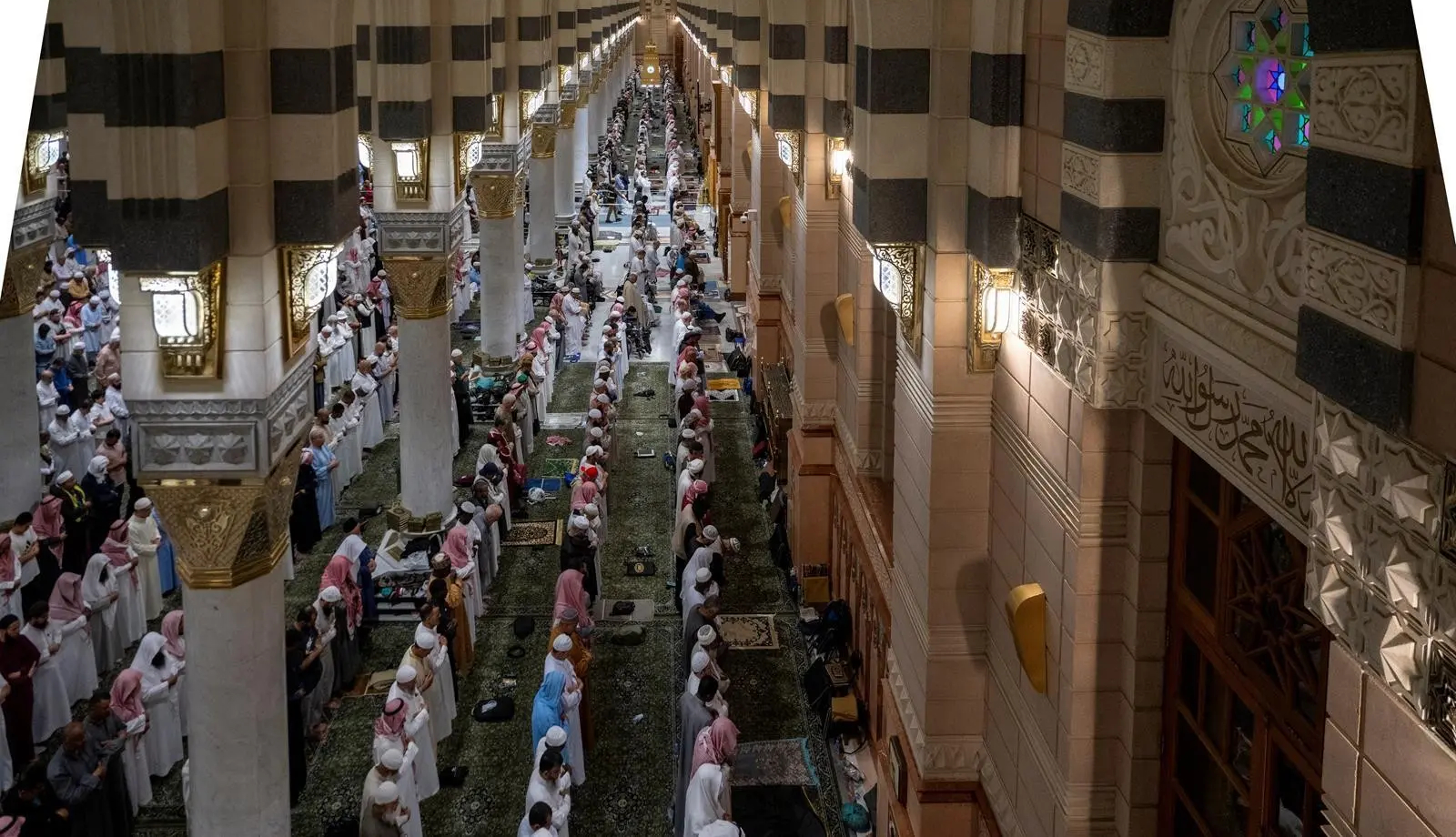 المسجد النبوي الشريف يشهد أول تراويح لعام 1447 وسط أجواء روحانية