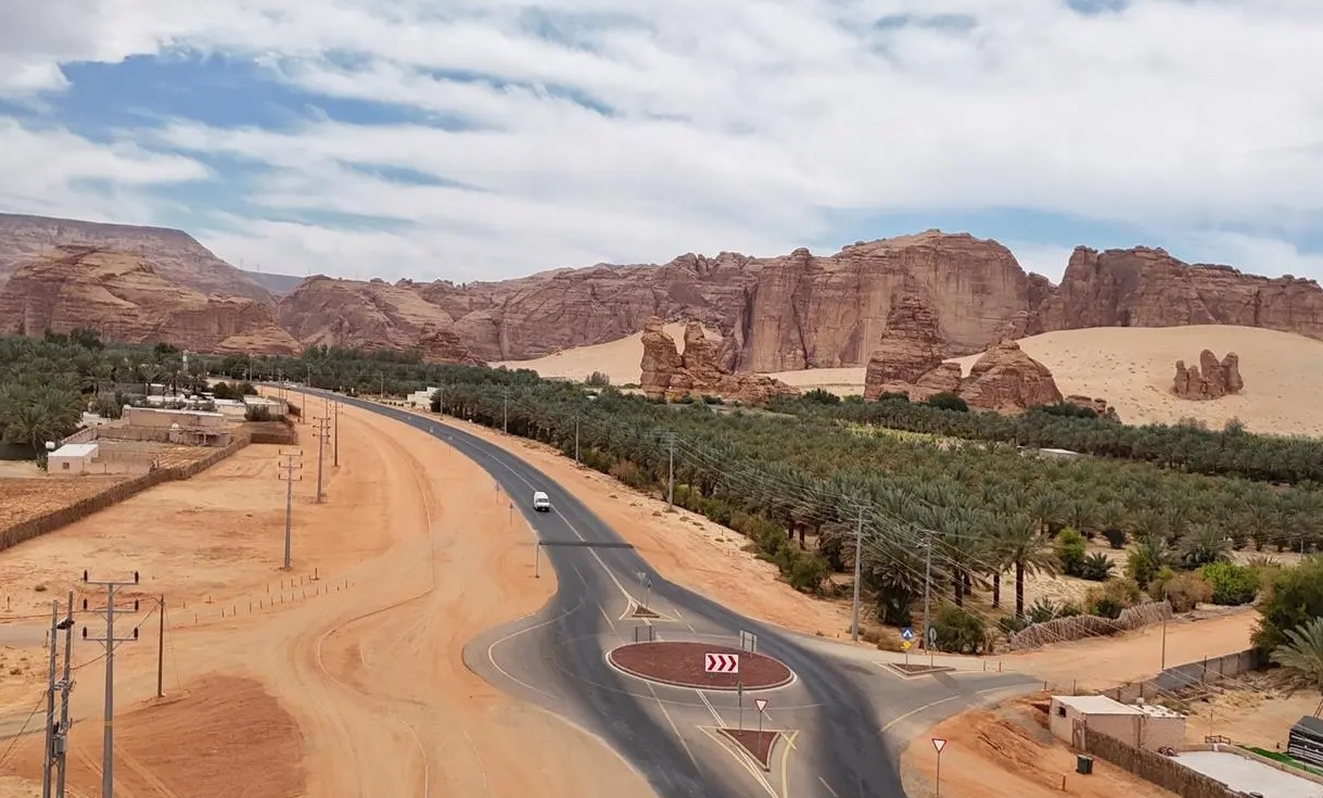 طرقات العُلا.. لوحة بصرية تجمع بين أصالة التراث وسحر الطبيعة الجبلية 