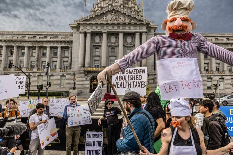 نحب بيزوس .. مسيرة لدعم المليارديرات في كاليفورنيا تجتذب العشرات فقط 