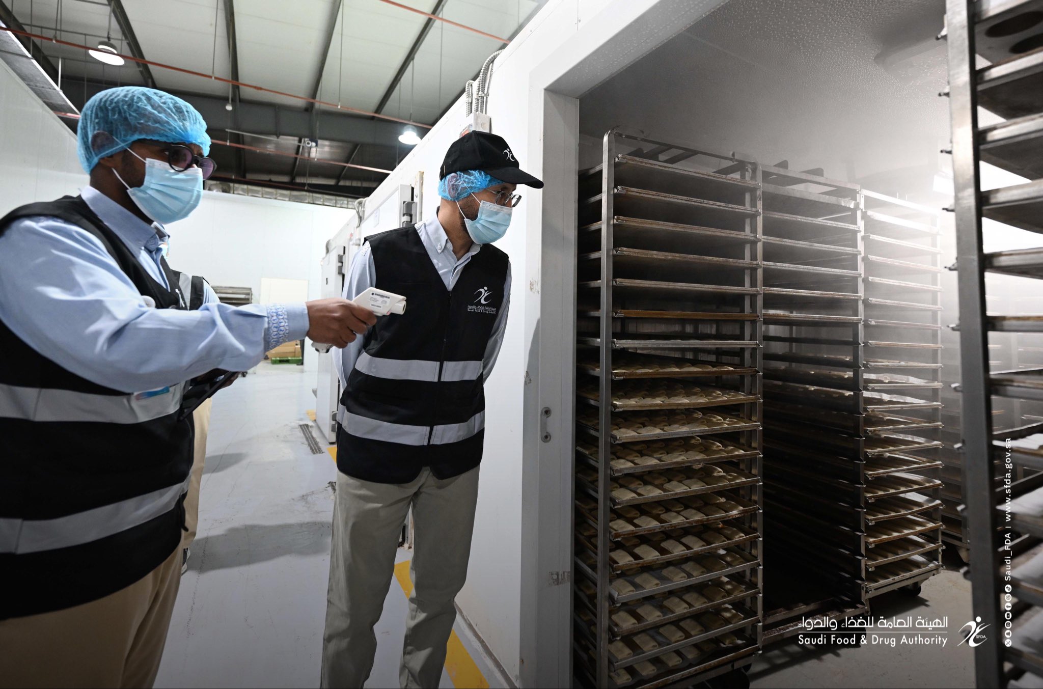 رئيس هيئة الغذاء والدواء يتفقد ميدانيًا مصانع ومستودعات تغذية المعتمرين بالمدينة 