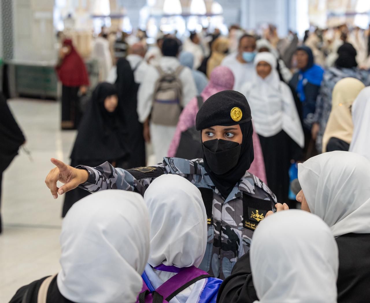 رجال الأمن في خدمة ضيوف الرحمن.. تنظيم وعناية وابتسامة لا تغيب 