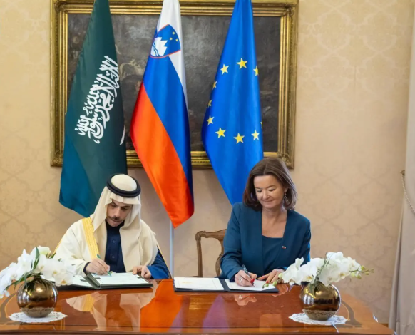 وزير الخارجية يلتقي نائبة رئيس الوزراء وزيرة خارجية سلوفينيا ويوقعان اتفاقية تعاون عامة