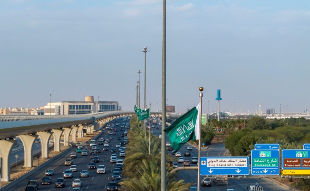 أمانة الرياض تزيّن الشوارع بـ25 ألف علم احتفالًا بيوم التأسيس