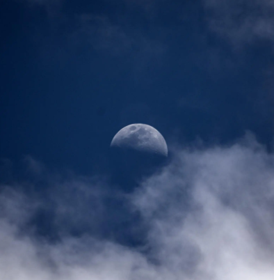 التربيع الأول لقمر شوال.. مشهد فلكي يأسر الأنظار في سماء الحدود الشمالية