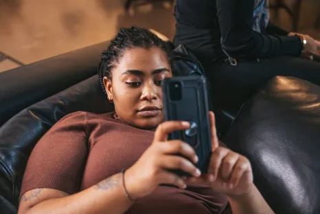 فورتشن: شابات «الجيل زد» هن الوجه الجديد للبطالة العالمية