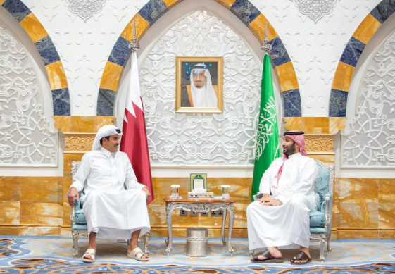ولي العهد وأمير قطر يبحثان تنسيق الجهود لتعزيز أمن المنطقة واستقرارها