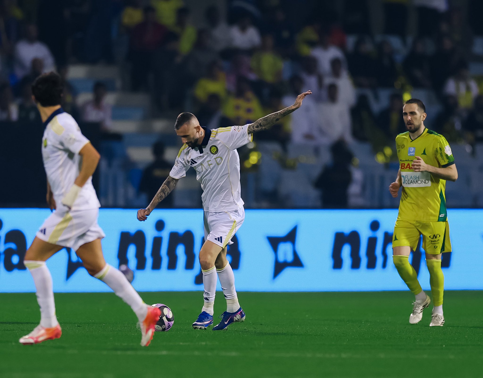 النصر يكتسح الخليج بخماسية ويواصل صدارة دوري روشن