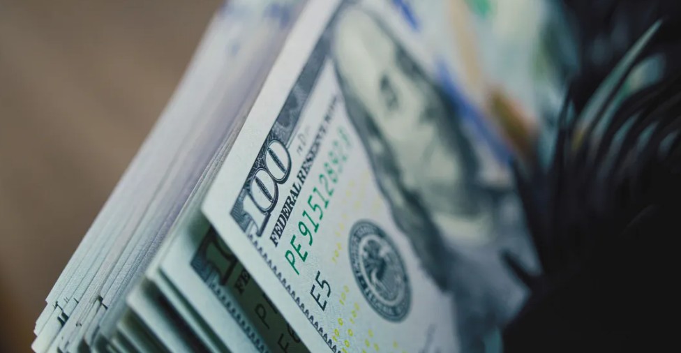 الدولار يحقق مكاسب قوية مع تزايد الإقبال على الملاذات الآمنة