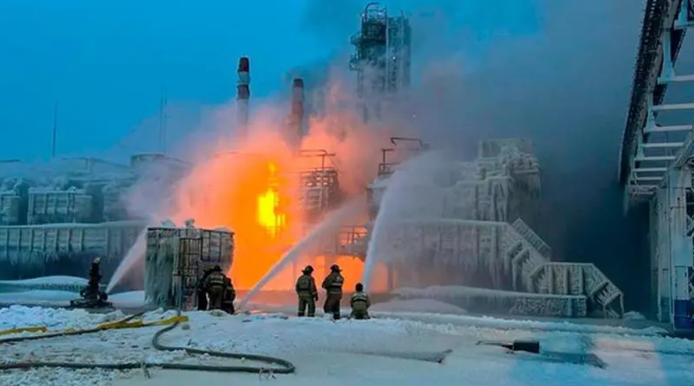 حريق في ميناء أوست-لوجا الروسي بعد هجوم أوكراني بمسيّرات