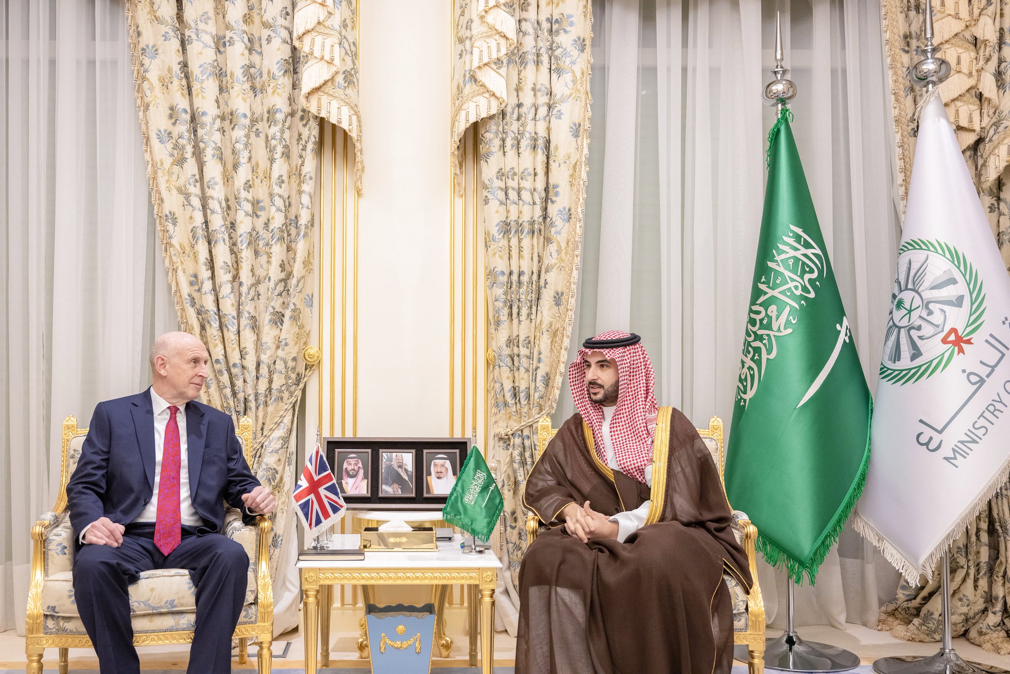 وزير الدفاع يلتقي نظيره البريطاني