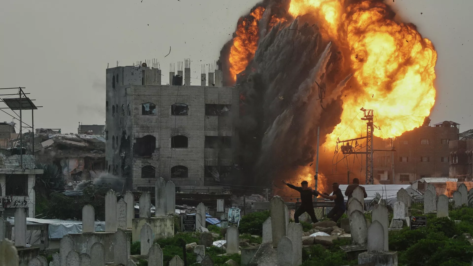 مقتل 10 فلسطينيين في قصف إسرائيلي على غزة